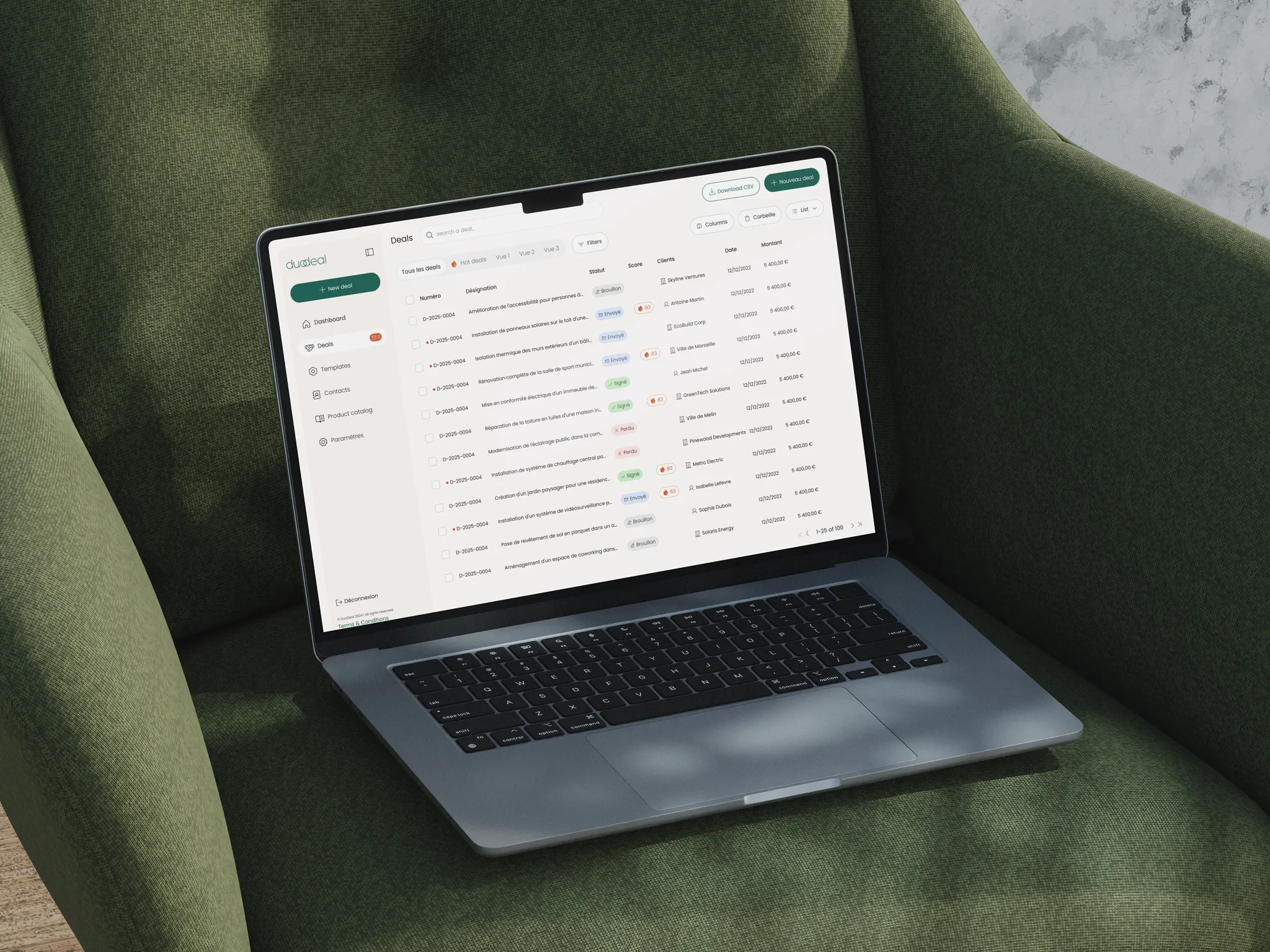 Liste des deals affichée sur un ordinateur portable, avec statuts (brouillon, envoyé, signé, perdu) et scores